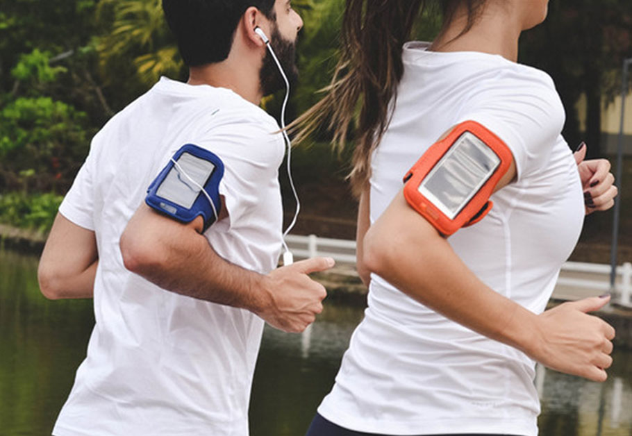 Homem e mulher correndo com braçadeira para celular