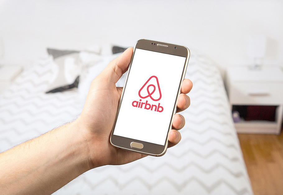 celular com app airbnb