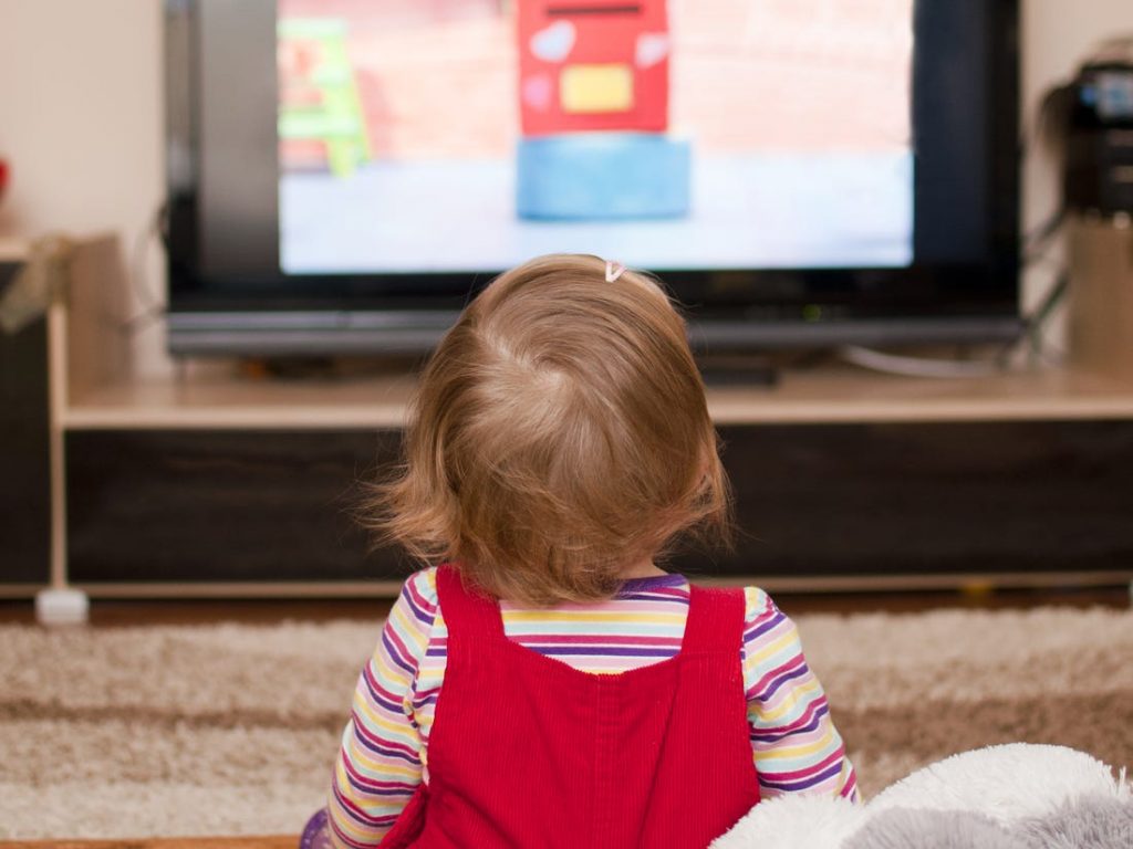 bebê assistindo tv com canais para crianças no youtube